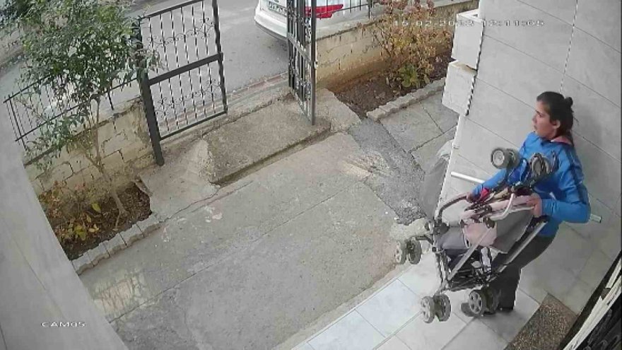 Bebek arabası çalan sevgililer tutuklandı: O anlar kamerada