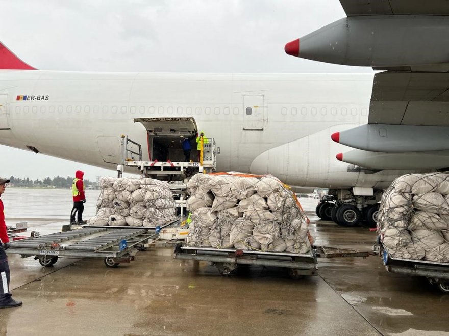 Şuana kadar Adana'ya 6 bin kışa dayanıklı çadır indi: Pakistan’ın deprem bölgesine yardımları sürüyor