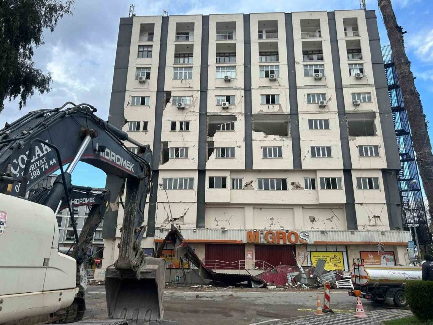 Adana Ceyhan’ın çarşı merkezdeki en büyük binası kontrollü olarak yıkıldı