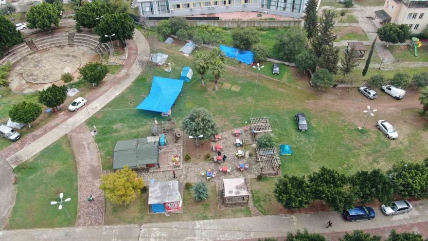 Deprem korkusu kamelyayı ev yaptırdı