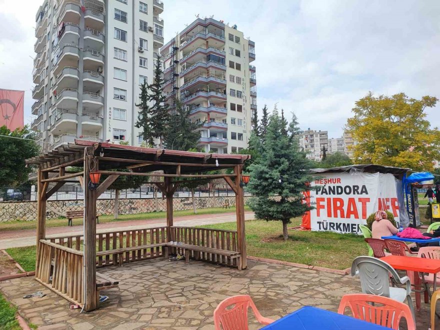 Deprem korkusu kamelyayı ev yaptırdı