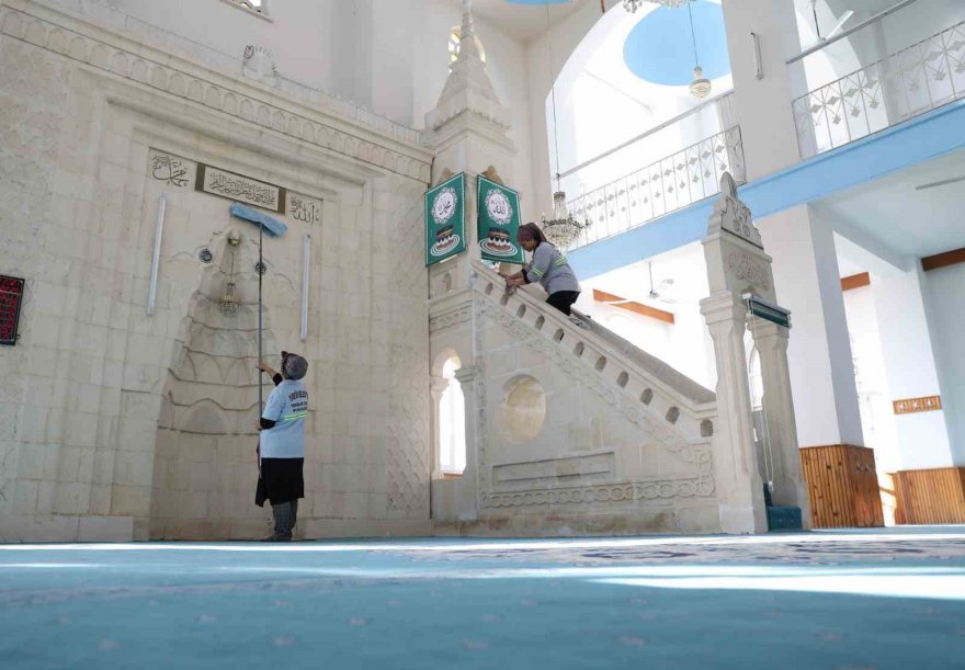 Depremzedelerin sığındığı camiler özenle temizleniyor