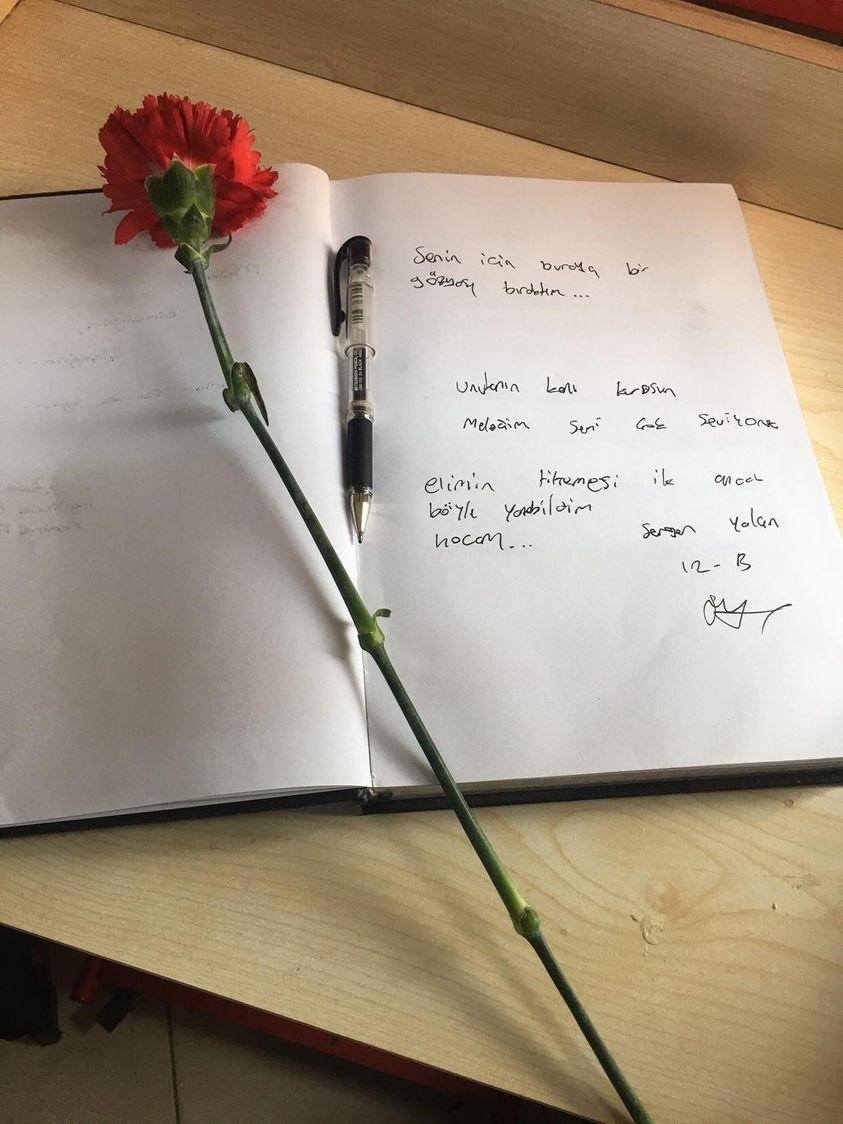Öğrencilerin depremde hayatını kaybeden öğretmenleri için yazdığı notlar duygulandırdı