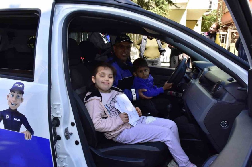 Polisler, özel çocukları unutmadı