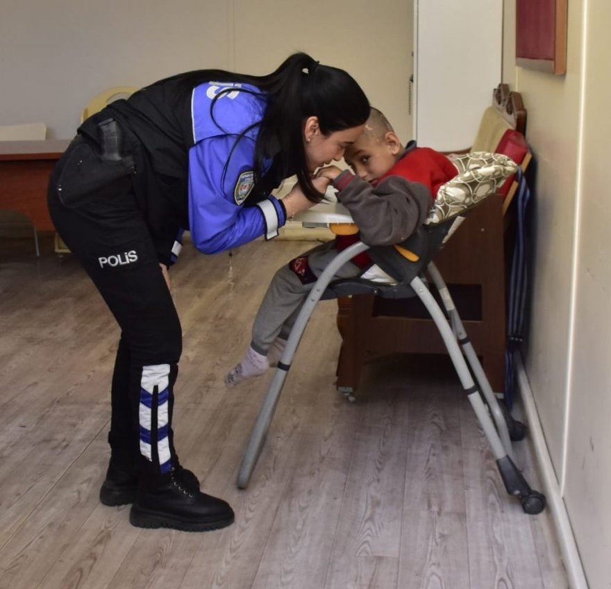 Polisler, özel çocukları unutmadı