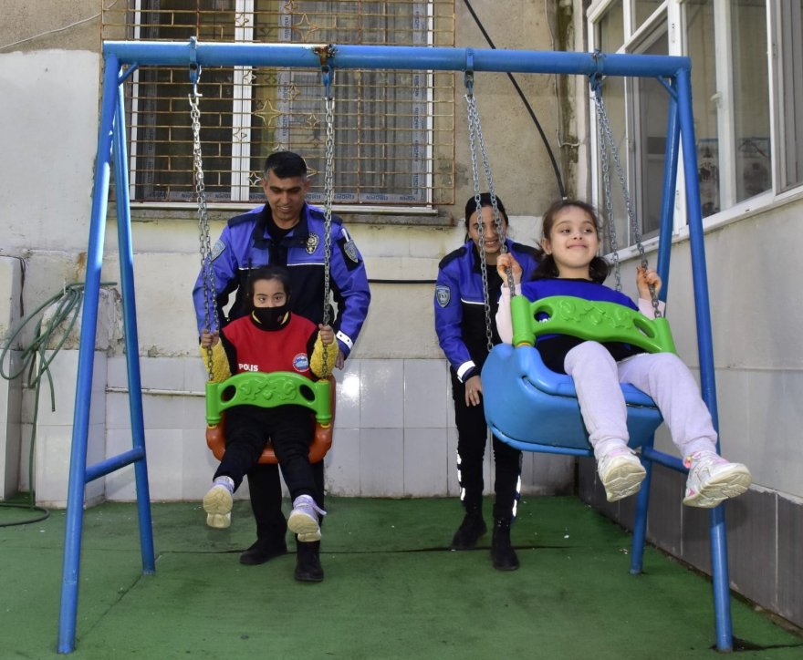 Polisler, özel çocukları unutmadı