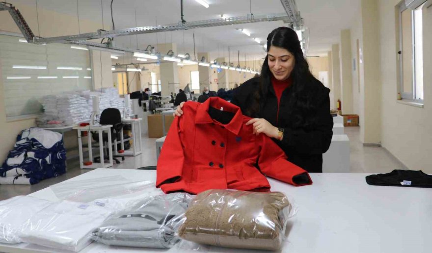 Depremzedeler için örnek çalışma: İhtiyaca göre üretip gönderiyorlar