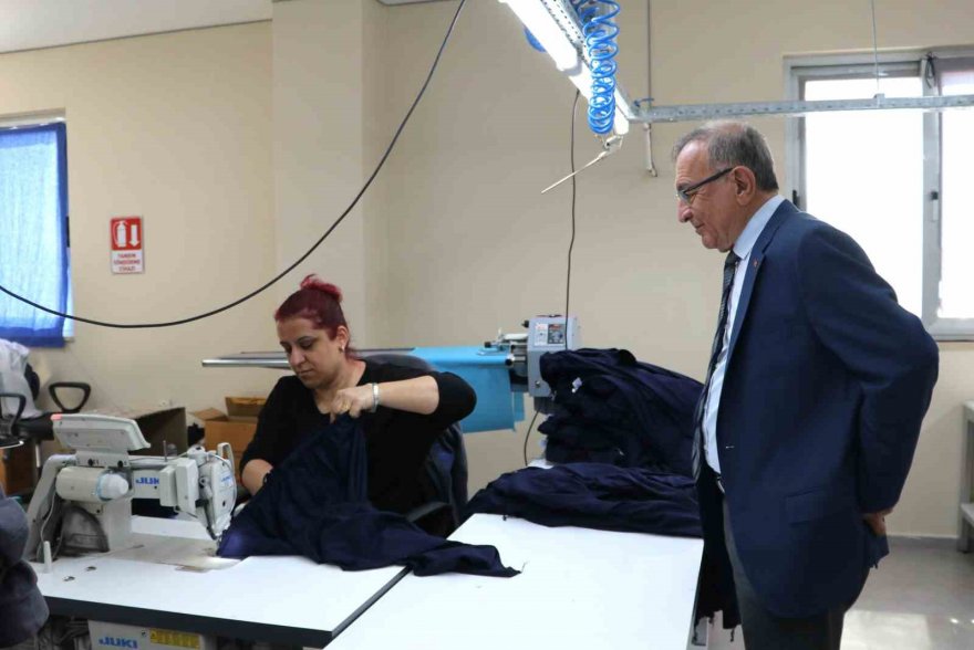 Depremzedeler için örnek çalışma: İhtiyaca göre üretip gönderiyorlar