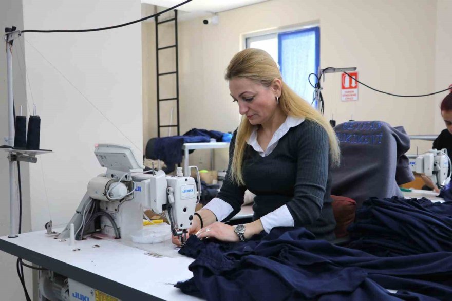 Depremzedeler için örnek çalışma: İhtiyaca göre üretip gönderiyorlar