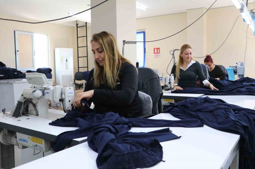 Depremzedeler için örnek çalışma: İhtiyaca göre üretip gönderiyorlar