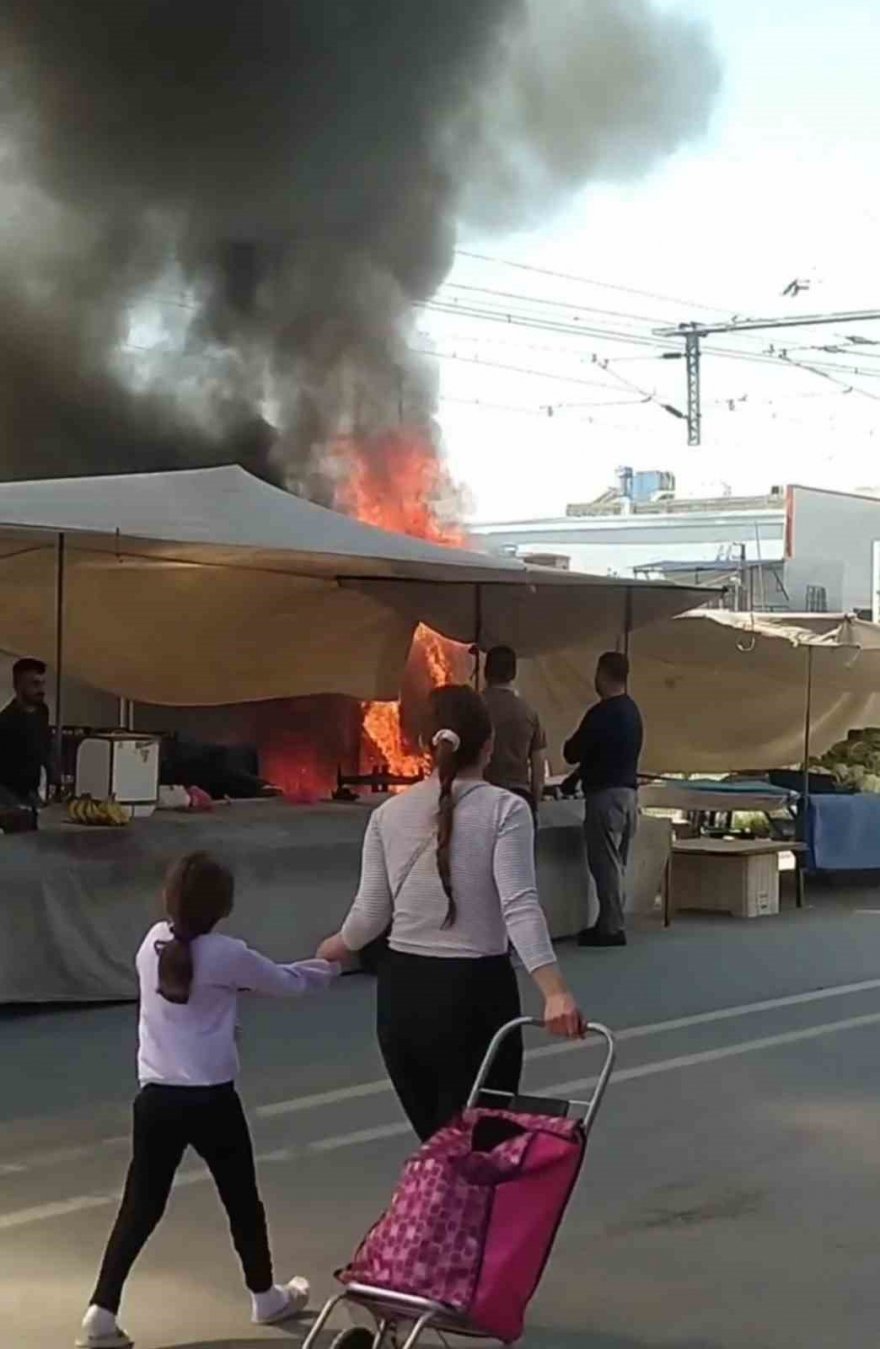Depremzede ailenin semt pazarına kurduğu çadır yandı