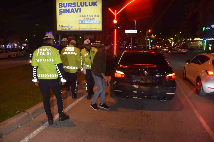 Adana’da abart egzoz kullanan sürücülere ceza yağdı