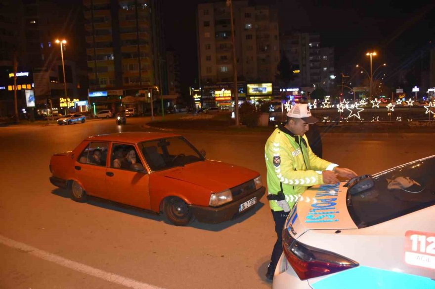 Adana’da abart egzoz kullanan sürücülere ceza yağdı
