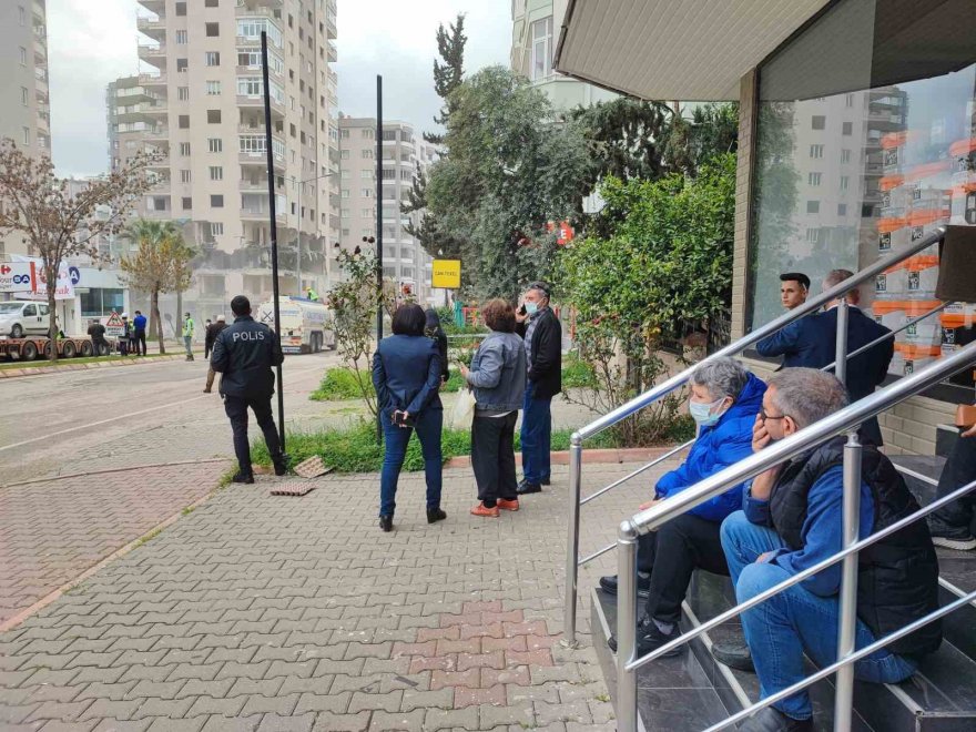 Kontrollü yıkımı film izler gibi izlediler