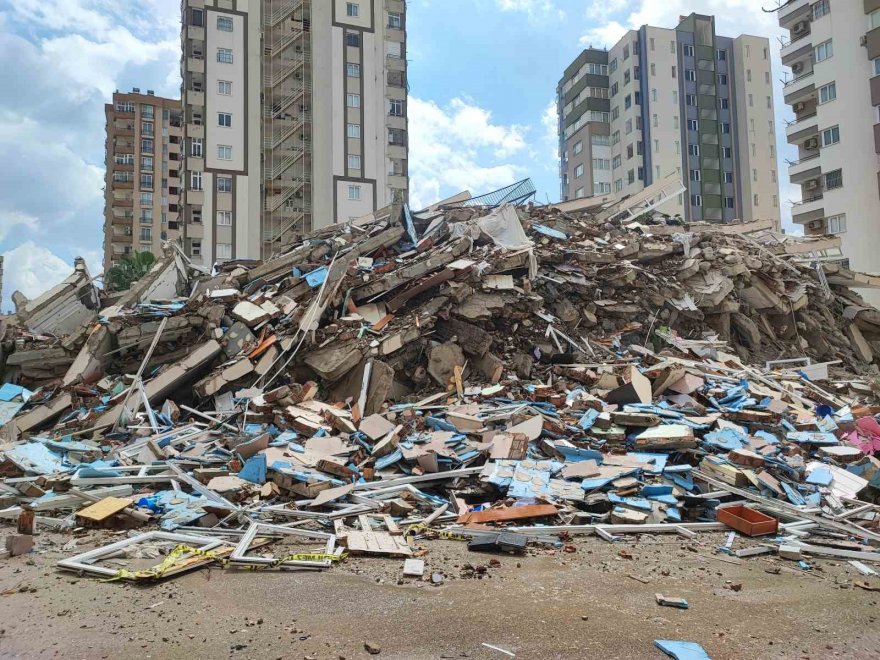 Kontrollü yıkımı film izler gibi izlediler