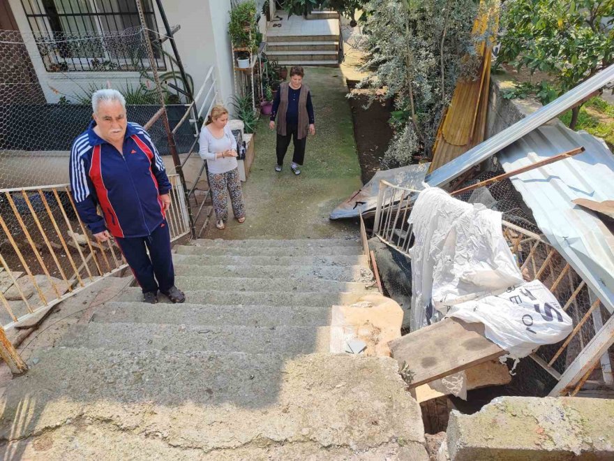 Mahalleli drift atanlardan dert yandı, otomobil evin bahçesine düştü