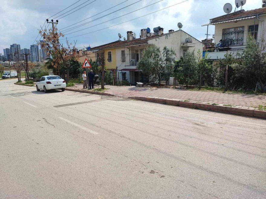 Mahalleli drift atanlardan dert yandı, otomobil evin bahçesine düştü