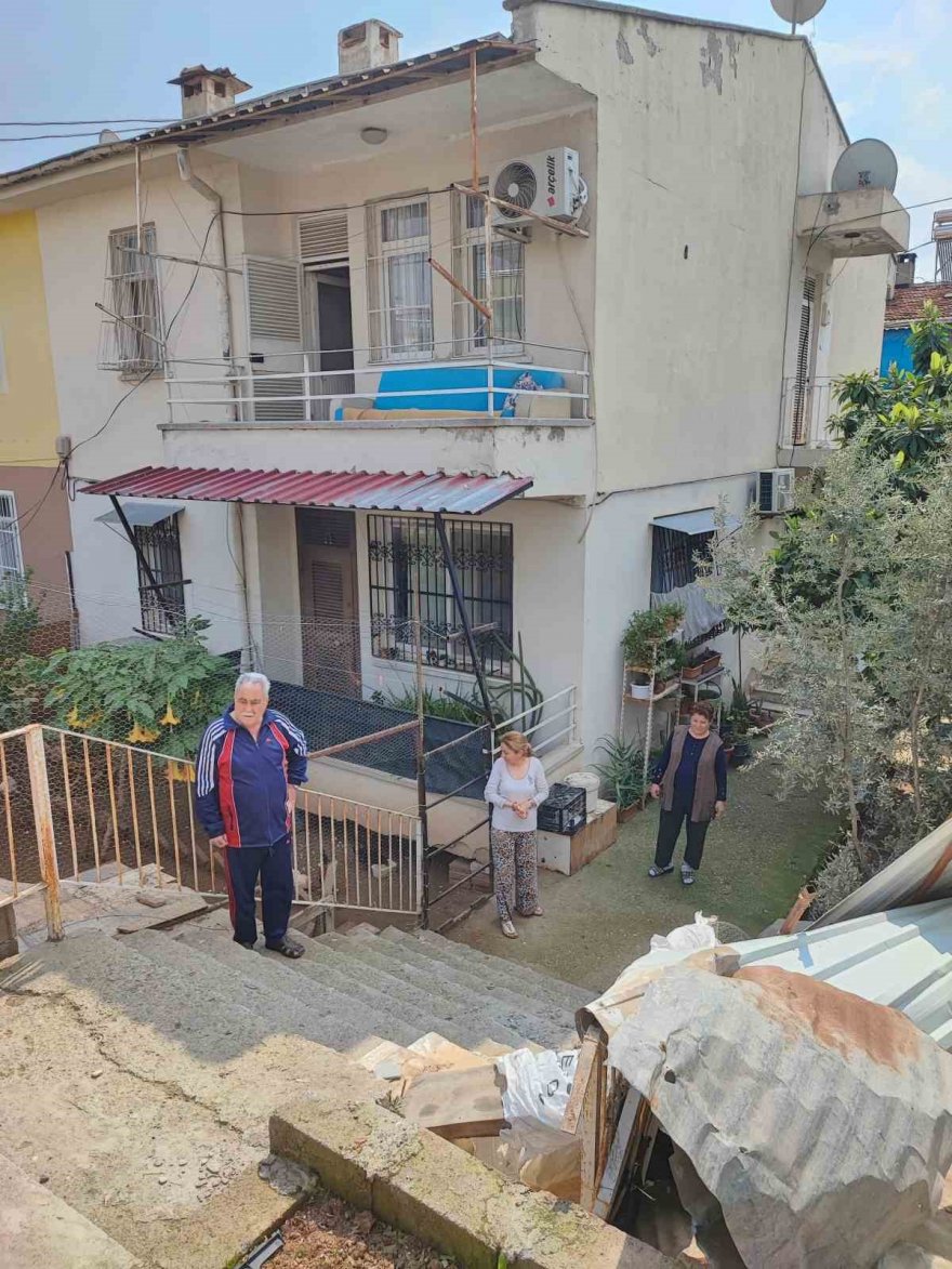 Mahalleli drift atanlardan dert yandı, otomobil evin bahçesine düştü