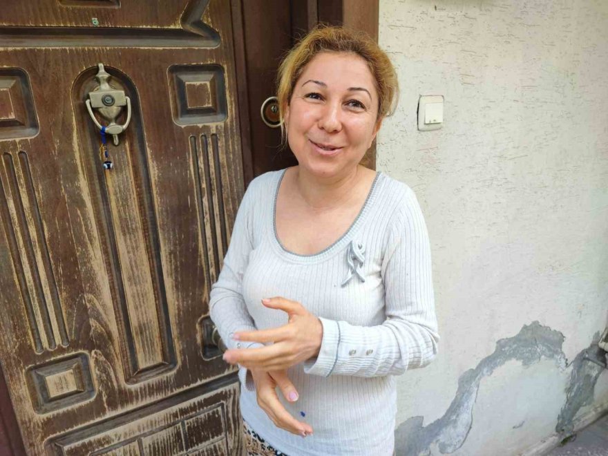 Mahalleli drift atanlardan dert yandı, otomobil evin bahçesine düştü