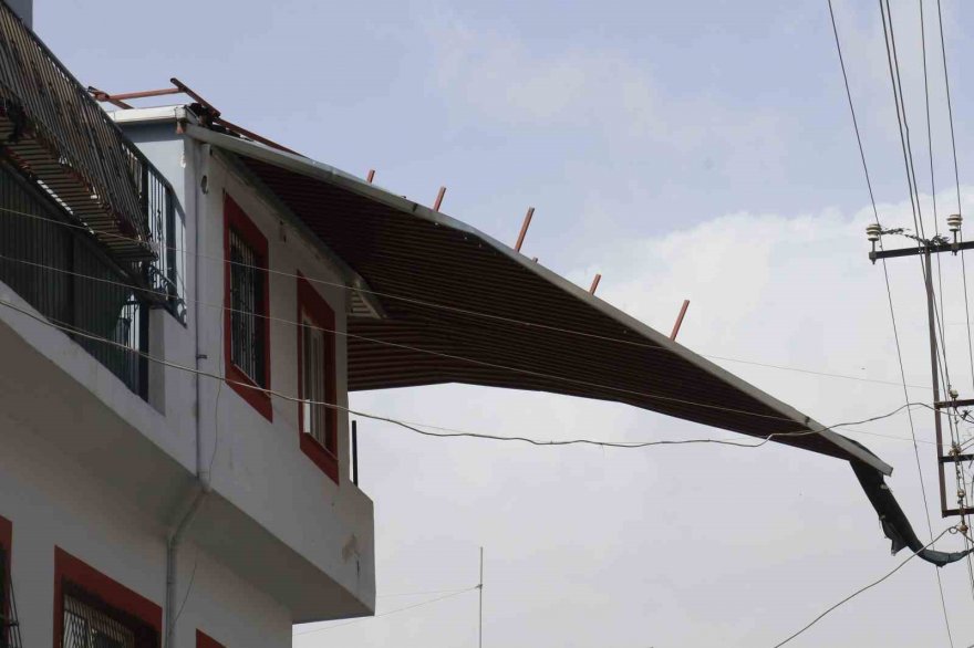 Adana’da fırtına çatıları uçurdu, ağaçları devirdi, elektrik tellerini kopardı