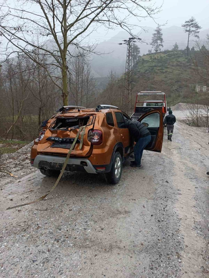 Araç dere yatağına uçtu: 3 yaralı