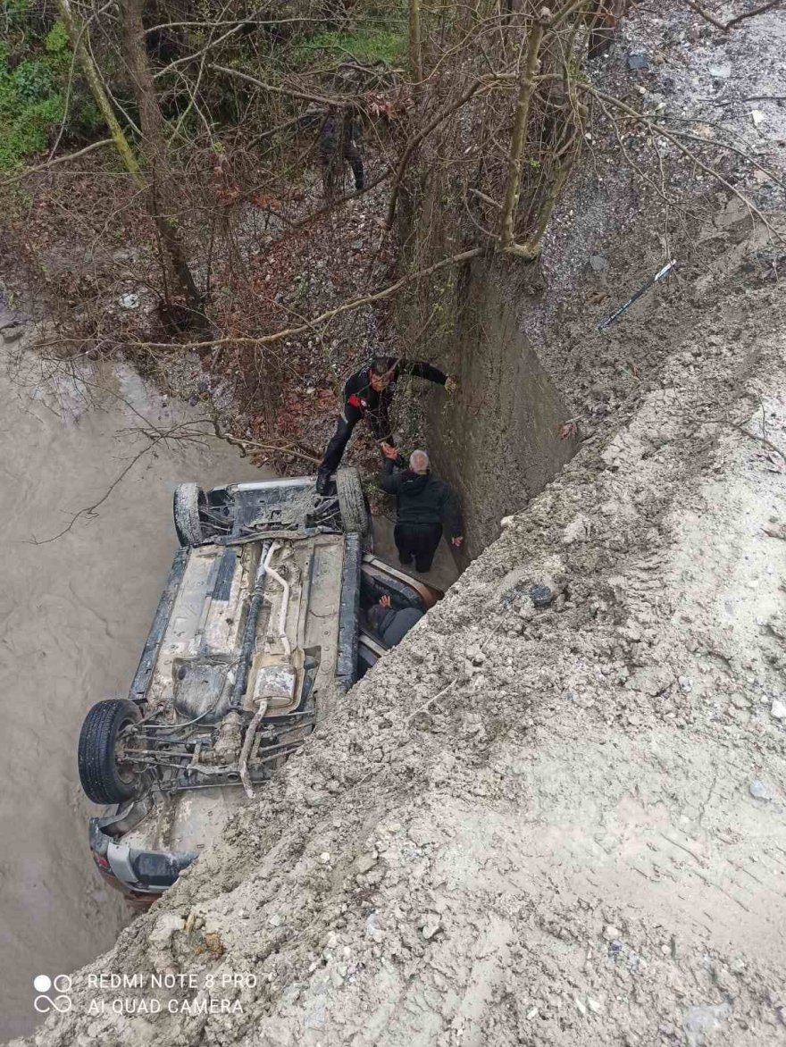 Araç dere yatağına uçtu: 3 yaralı