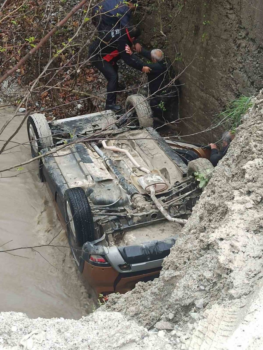 Araç dere yatağına uçtu: 3 yaralı