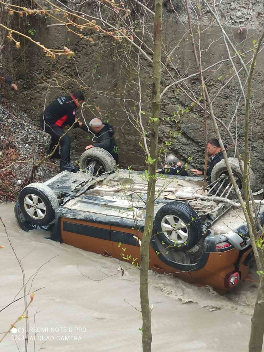 Araç dere yatağına uçtu: 3 yaralı