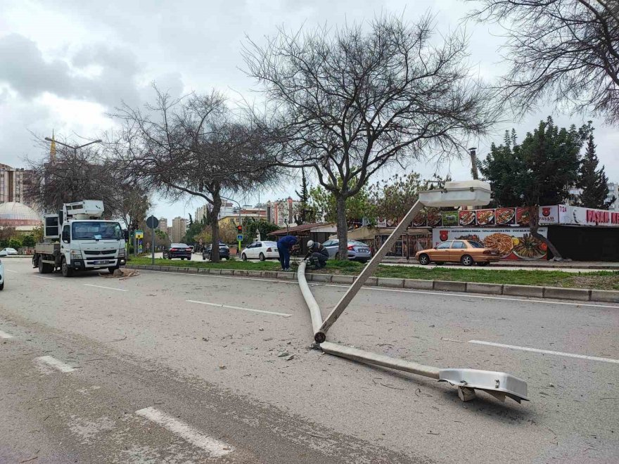 Aşırı rüzgar aydınlatma direğini devirdi