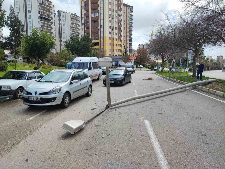 Aşırı rüzgar aydınlatma direğini devirdi