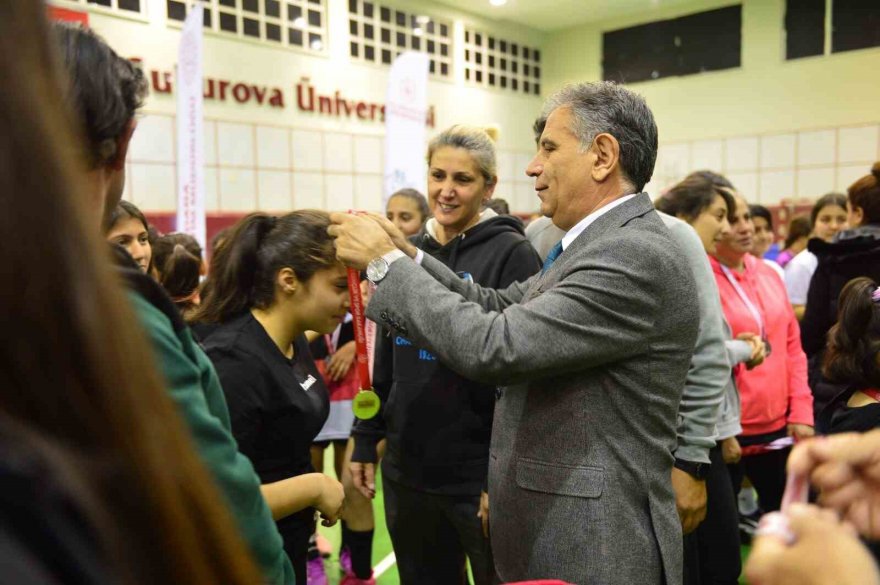 Adana’da hentbolda Orhangazi Ortaokulu erkek ve kız takımları il birincisi oldu