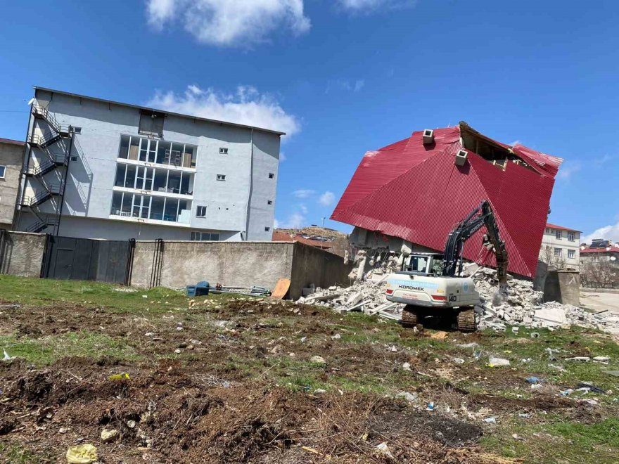 Depremde 1 kişinin öldüğü, 2 binanın yıkıldığı Tufanbeyli’de 79 bina hasarlı çıktı