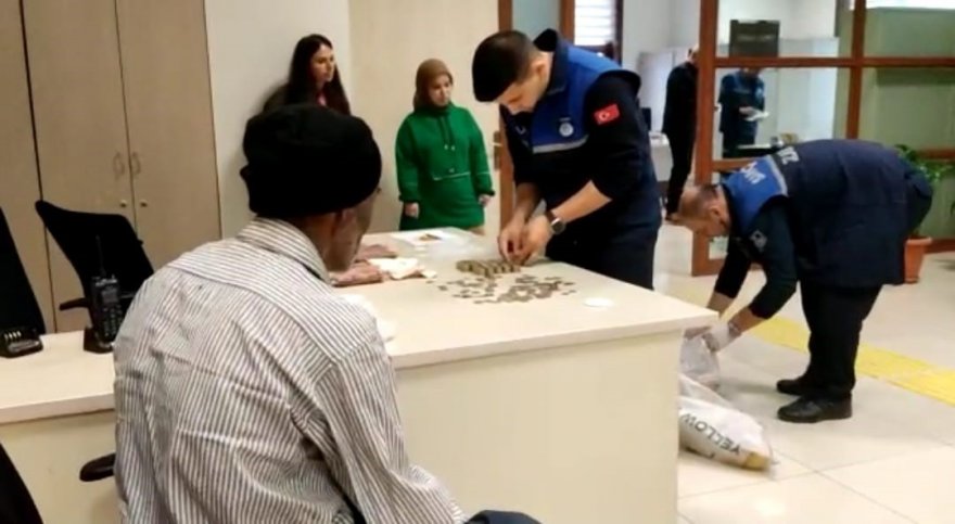 Dilencinin yarım günlük mesaisi: Üzerinden 2 bin 110 lira çıktı