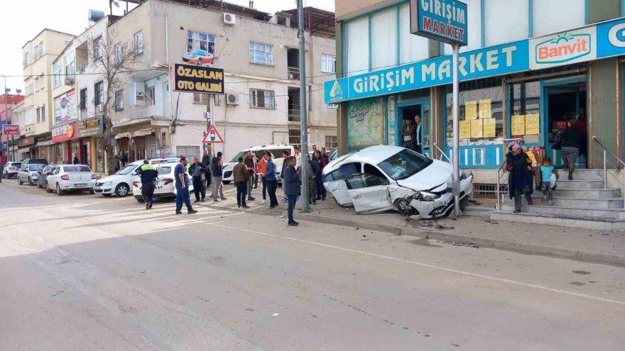 Sollamak isterken araca çarptı, kaldırıma çarparak durabildi