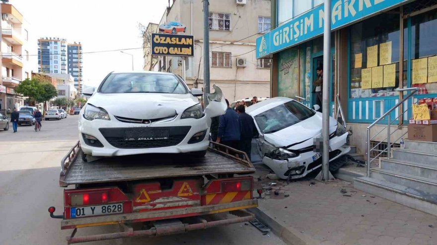 Sollamak isterken araca çarptı, kaldırıma çarparak durabildi