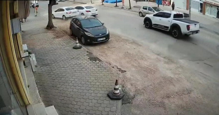 Sollamak isterken araca çarptı, kaldırıma çarparak durabildi