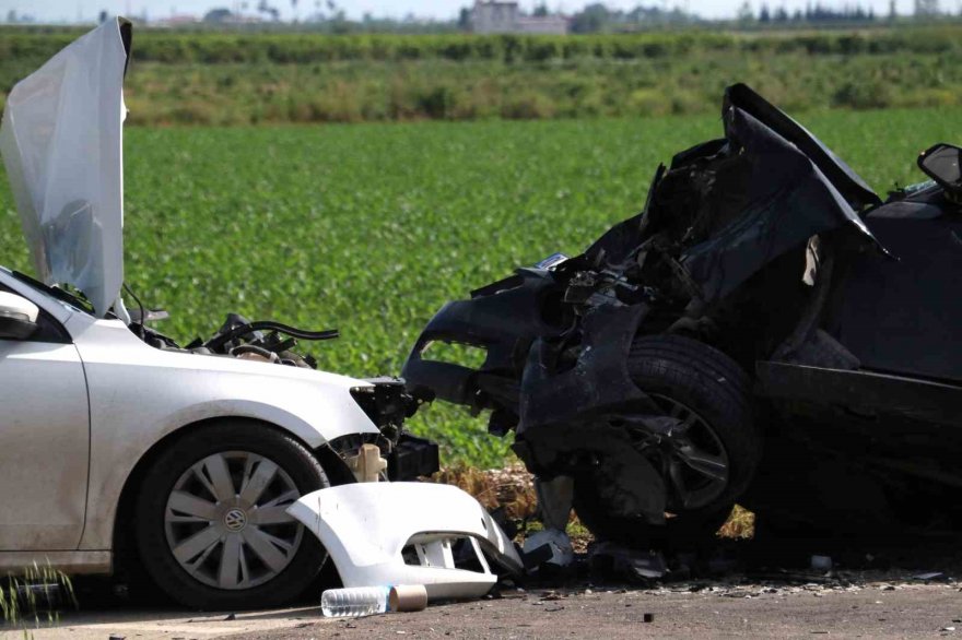 2 otomobil çarpıştı: 1 kişi öldü, 4 kişi yaralandı