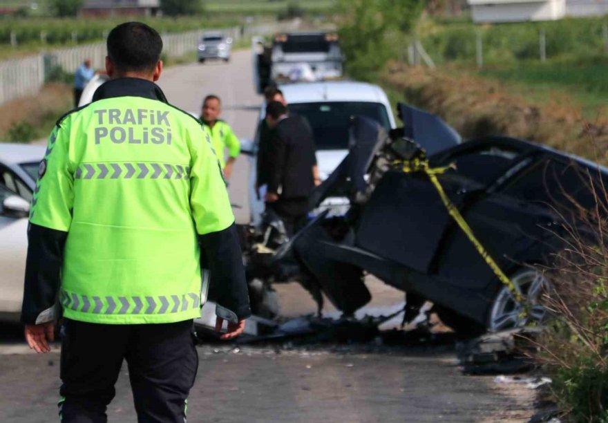 2 otomobil çarpıştı: 1 kişi öldü, 4 kişi yaralandı