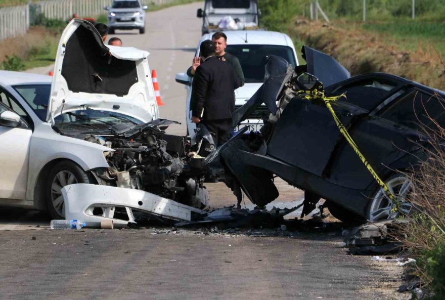 2 otomobil çarpıştı: 1 kişi öldü, 4 kişi yaralandı