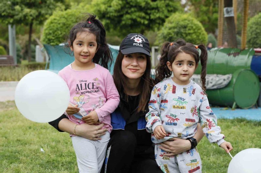 Polis çocuklarla langırt oynadı