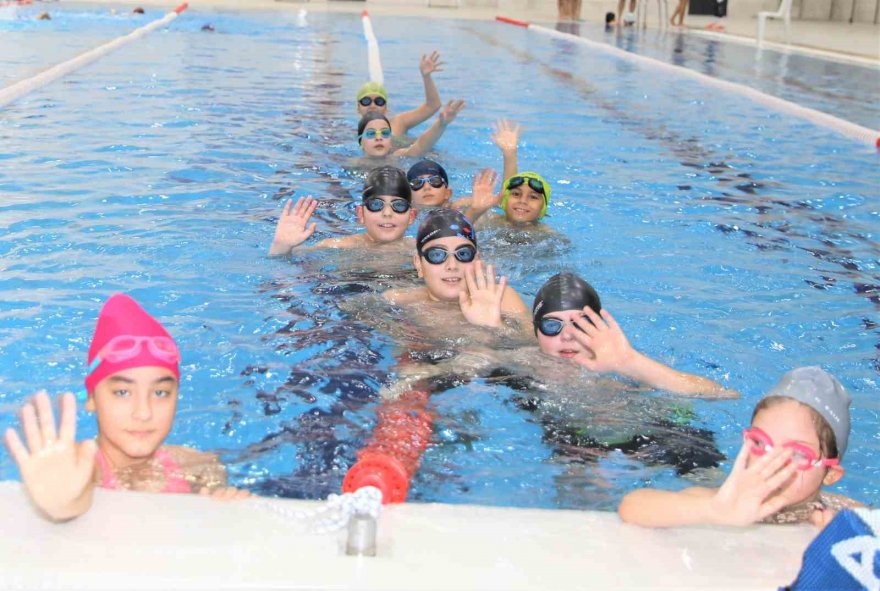 Yüreğir Belediyesi yüzme kursları ilgi görüyor