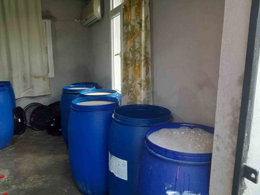 Banyo ve tuvalette üretilen 3 bin 390 litre sahte içki ele geçirildi