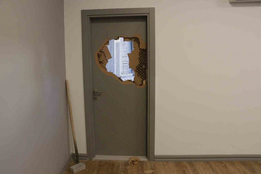 Adana’da Ak Parti Seçim bürosunda bulunan görevli uğradığı bıçaklı saldırıda yaralandı