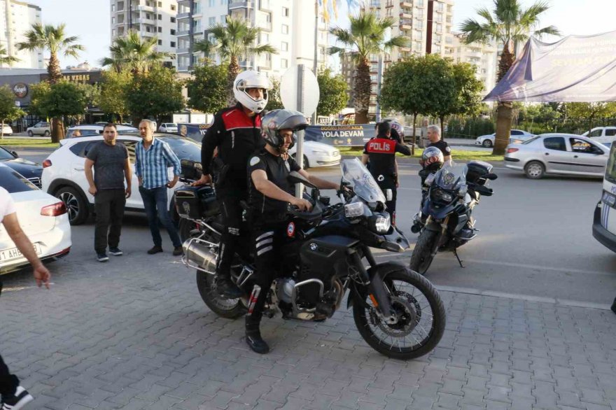 Adana’da Ak Parti Seçim bürosunda bulunan görevli uğradığı bıçaklı saldırıda yaralandı