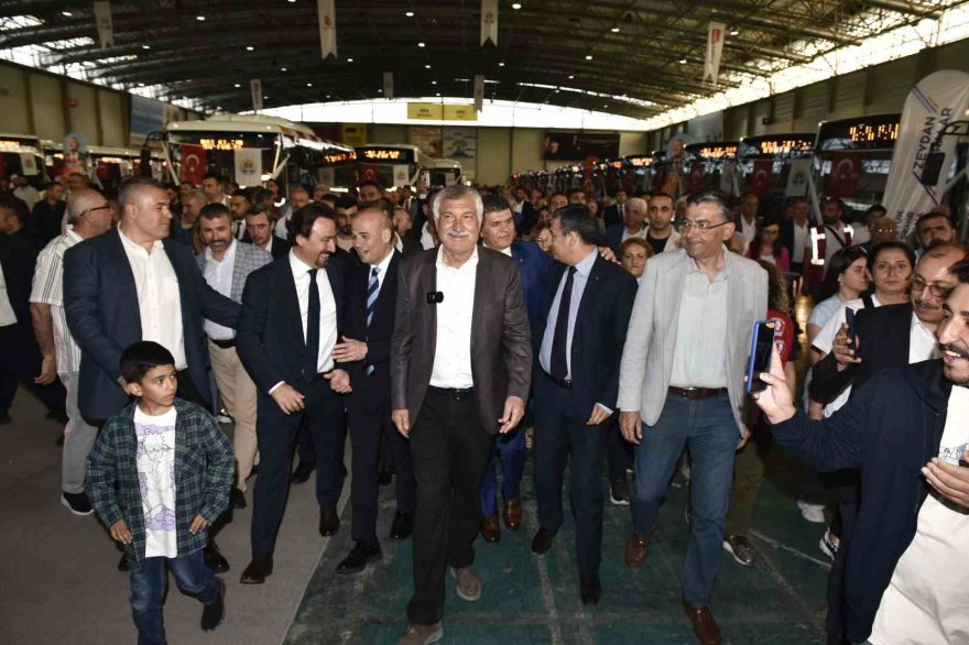 Adanalının hizmetine sunulan 81 yeni otobüsün tanıtımı yapıldı