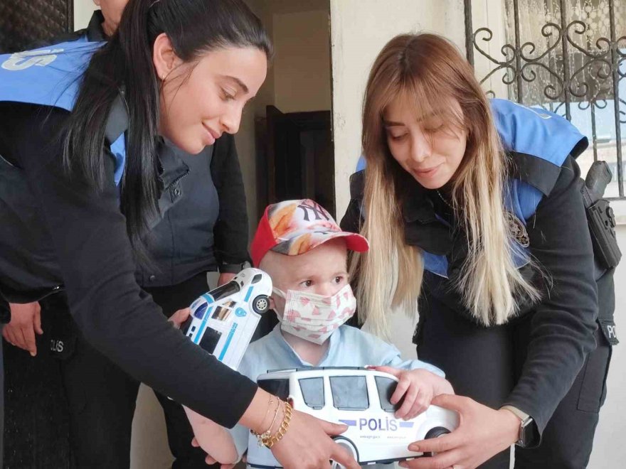 Kardeşinden ilik nakli yapılan küçük Bilal’e polisten sürpriz