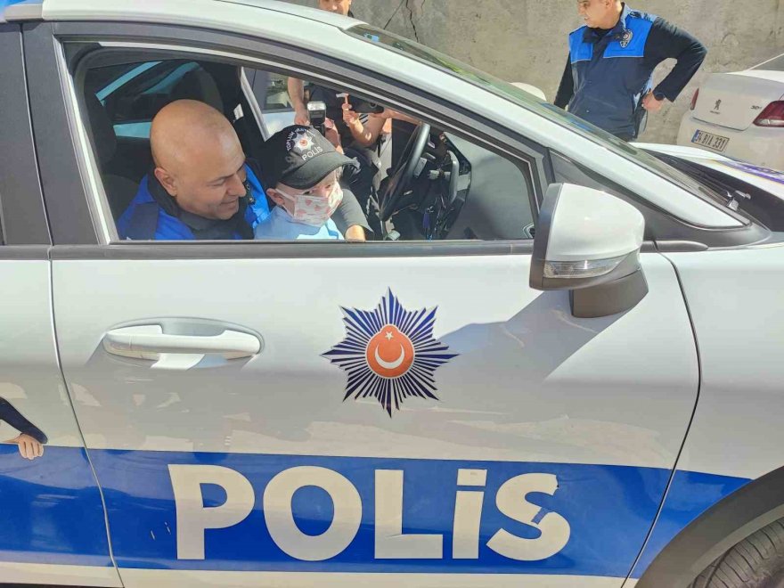 Kardeşinden ilik nakli yapılan küçük Bilal’e polisten sürpriz