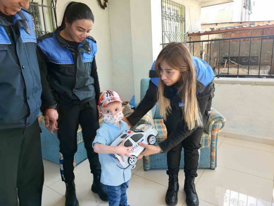 Kardeşinden ilik nakli yapılan küçük Bilal’e polisten sürpriz