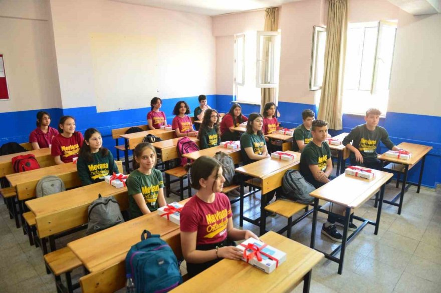 Adana’da depremzede öğrencilere tablet dağıtıldı