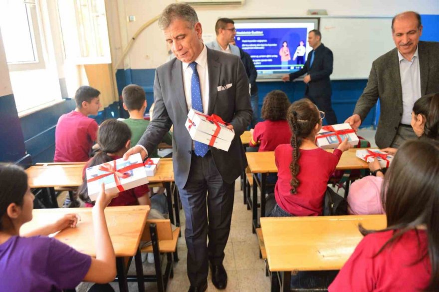 Adana’da depremzede öğrencilere tablet dağıtıldı
